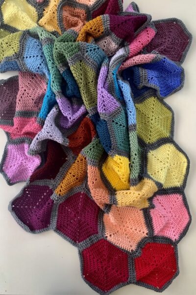 crochet hexagon blanket hexiranbow, free crochet pattern with videos. www.offthehookforyou.co.uk